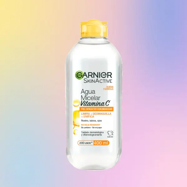 Botella de Agua Micelar Garnier con vitamina C en fondo de colores