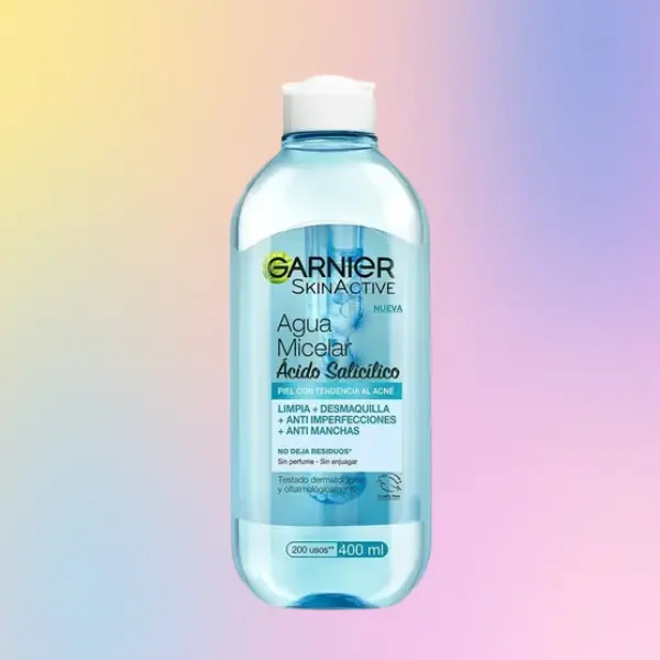 Botella de Agua Micelar Garnier con Acido Salicilico en fondo de colores