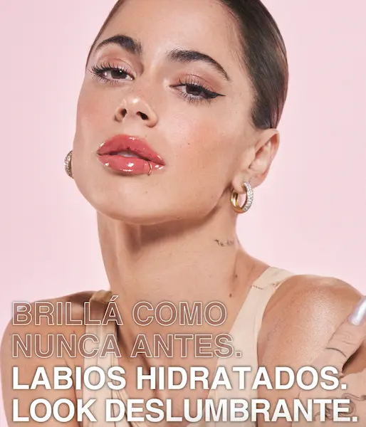 Tini Stoessel usando Lifter Gloss Maybelline